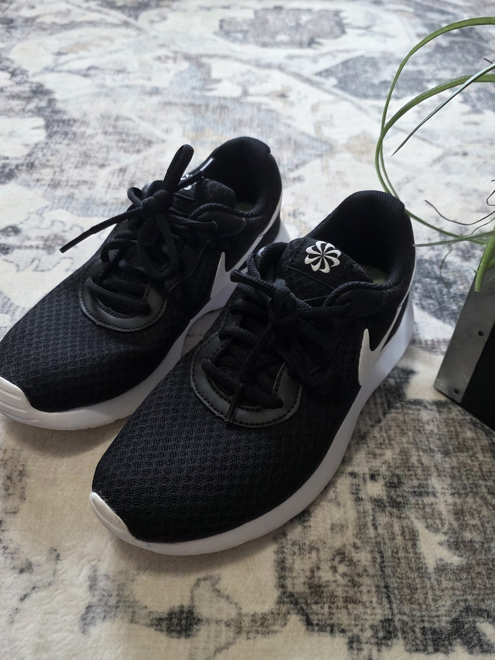 Nike Tanjun Women’s Black and White Running Shoes